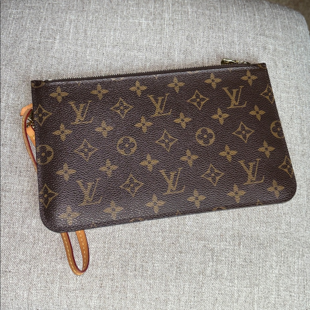 Louis Vuitton pouch - Picture 3 of 12
